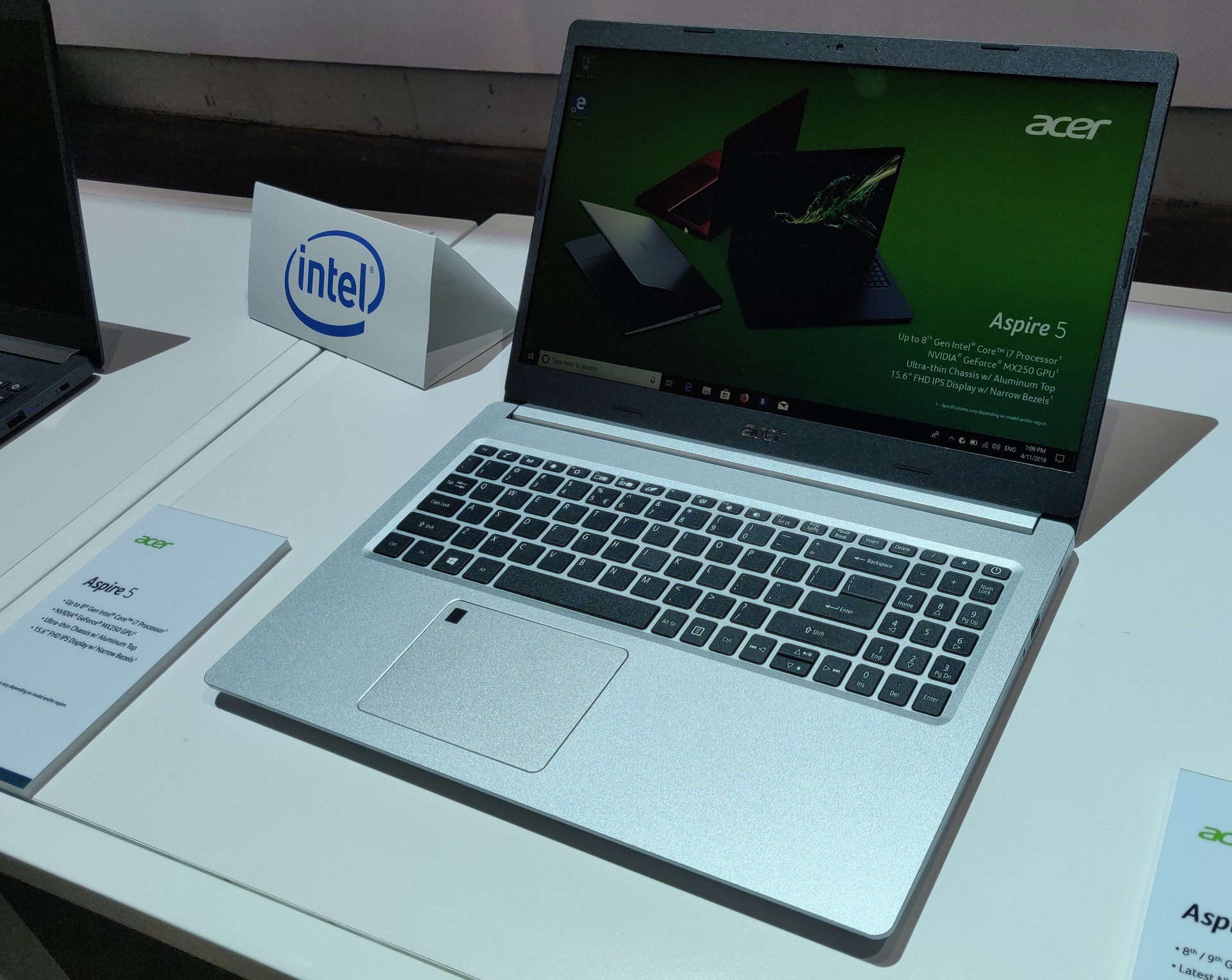 На acer aspire 3 при включении идет обновление