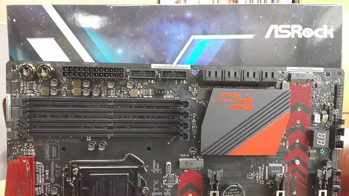 Материнская плата ASRock Fatal1ty Z270 Gaming K6 позирует перед фотокамерами