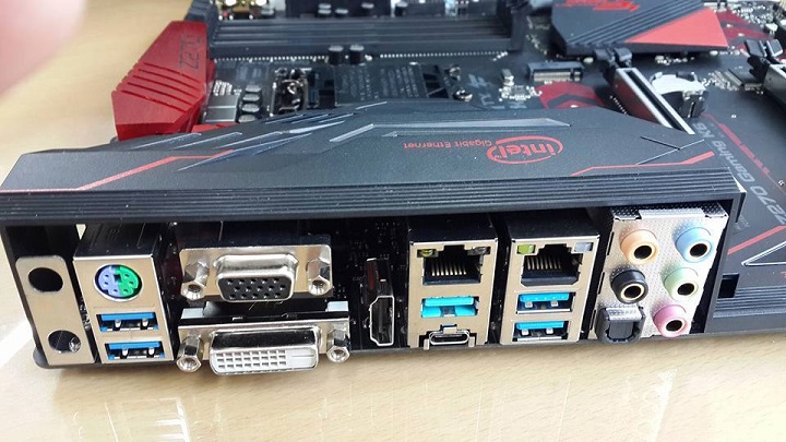 Материнская плата ASRock Fatal1ty Z270 Gaming K6 позирует перед фотокамерами