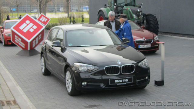 CeBIT 2012: девушки и автомобили