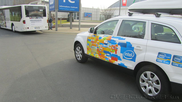 CeBIT 2012: девушки и автомобили