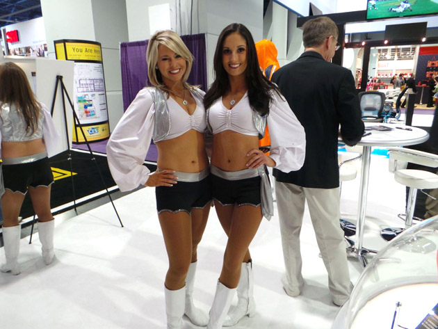 Девушки (booth babes) на выставке CES 2013