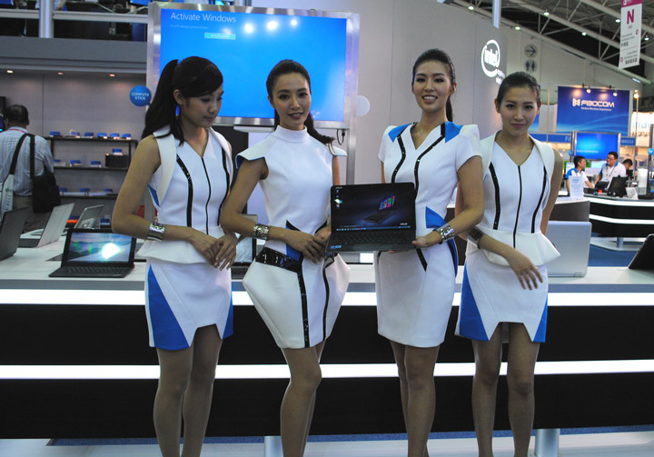 Девушки на выставке Computex 2015