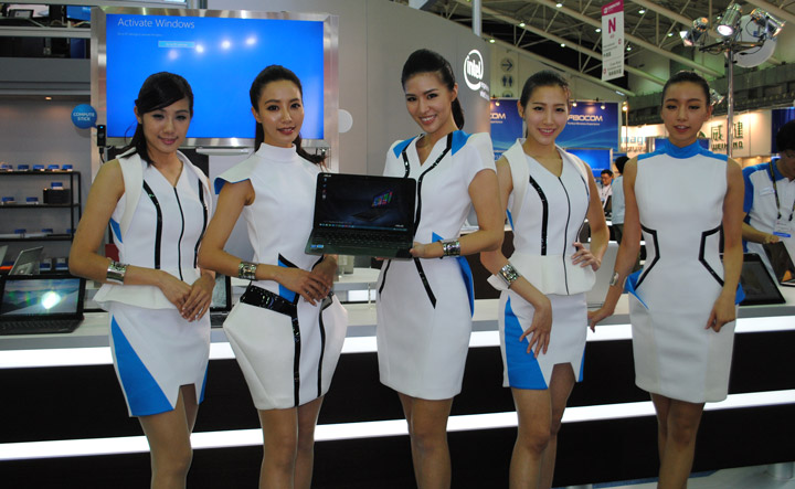 Девушки на выставке Computex 2015