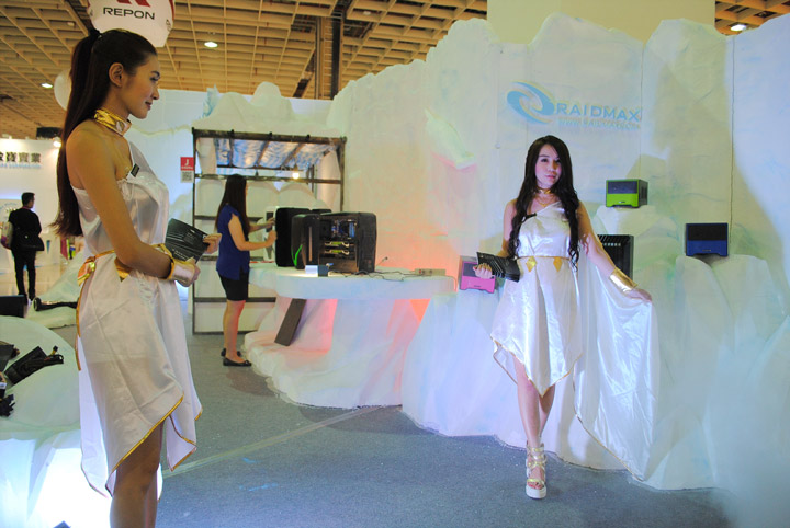 Девушки на выставке Computex 2015