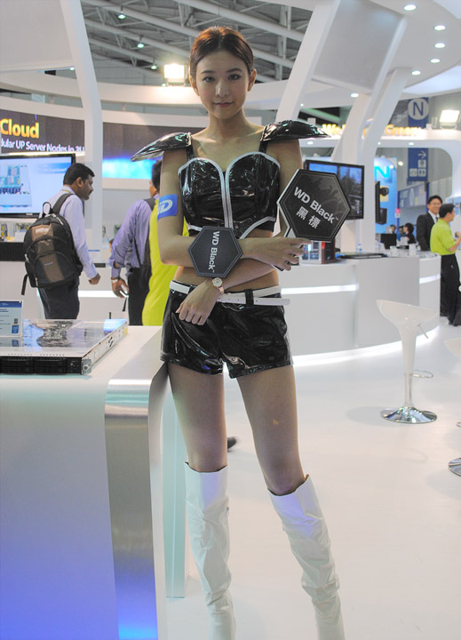 Девушки на выставке Computex 2015