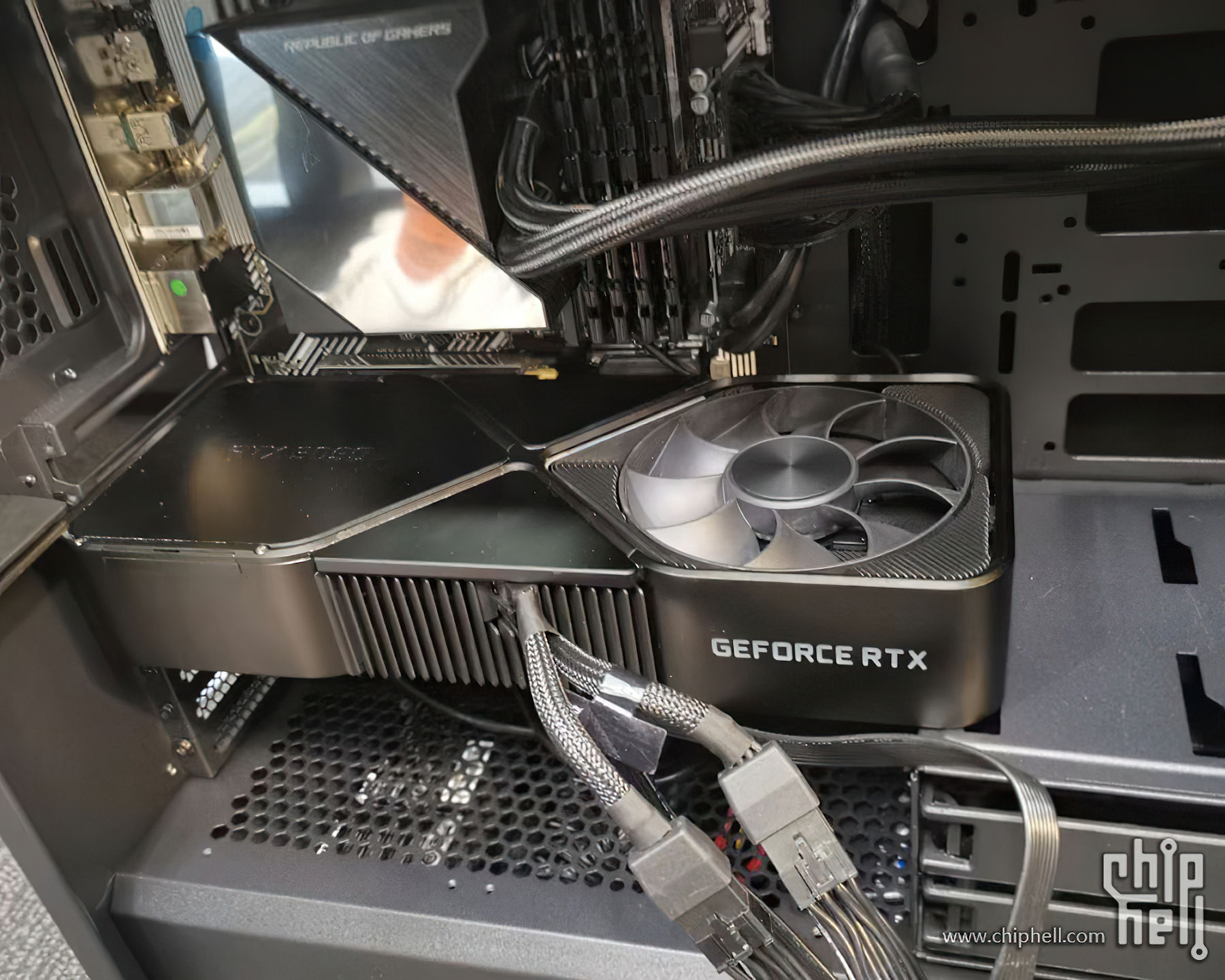 GeForce RTX 3090 позирует в естественной среде обитания / Новости /  Overclockers.ua