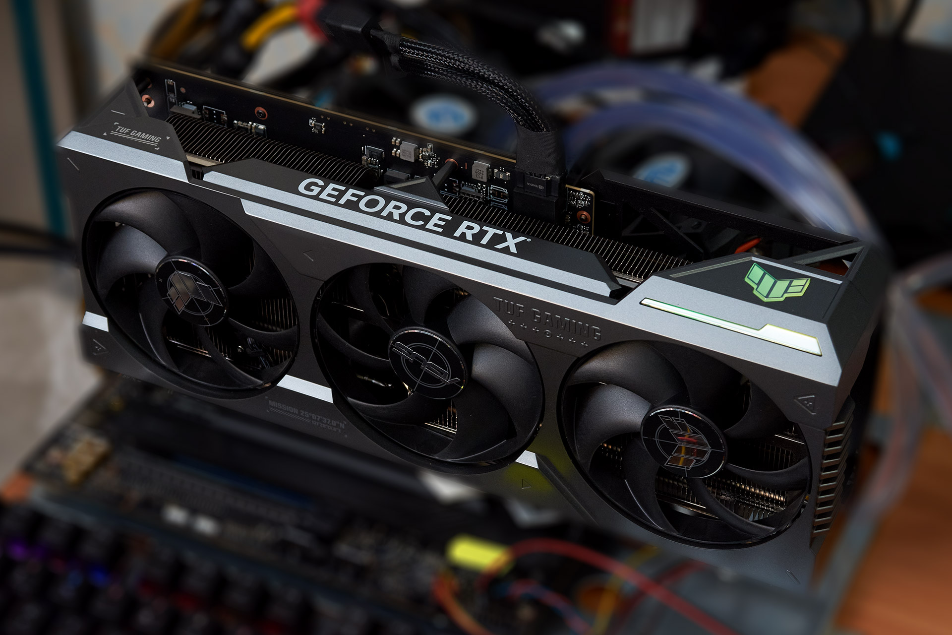 Asus tuf gaming geforce rtx. RTX 4080 Размеры на материнке. 4080 Strix.